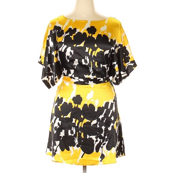 BCBGMaxAzria Dresses & Skirts - BCBGMaxAzria Floral Tie Waist Silky Kimono Dress